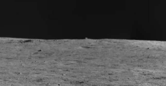 Imagen para el artículo titulado La extraña formación cúbica sobre la superficie de la Luna ha resultado ser una roca