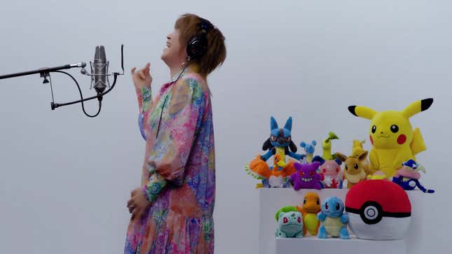 Imagen para el artículo titulado Mira cómo el actor de doblaje japonés de Ash Ketchum logra absolutamente la canción original de Pokémon