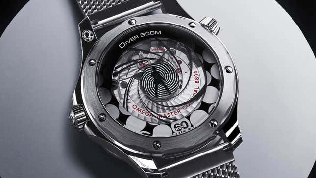 Imagen para el artículo titulado Omega recreó la icónica apertura de James Bond en este reloj de $7.600 usando solo piezas mecánicas