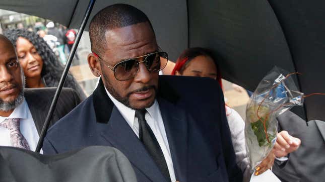 R. Kelly leaves the Leighton Criminal Court Building after a hearing on sexual abuse charges on May 7, 2019 in Chicago, Illinois.
