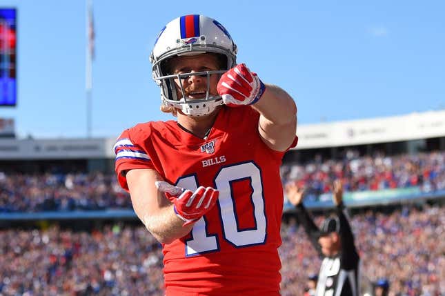 20. Okt. 2019;  Orchard Park, NY, USA;  Buffalo Bills Wide Receiver Cole Beasley (10) feiert seinen Touchdown gegen die Miami Dolphins im vierten Viertel im New Era Field.