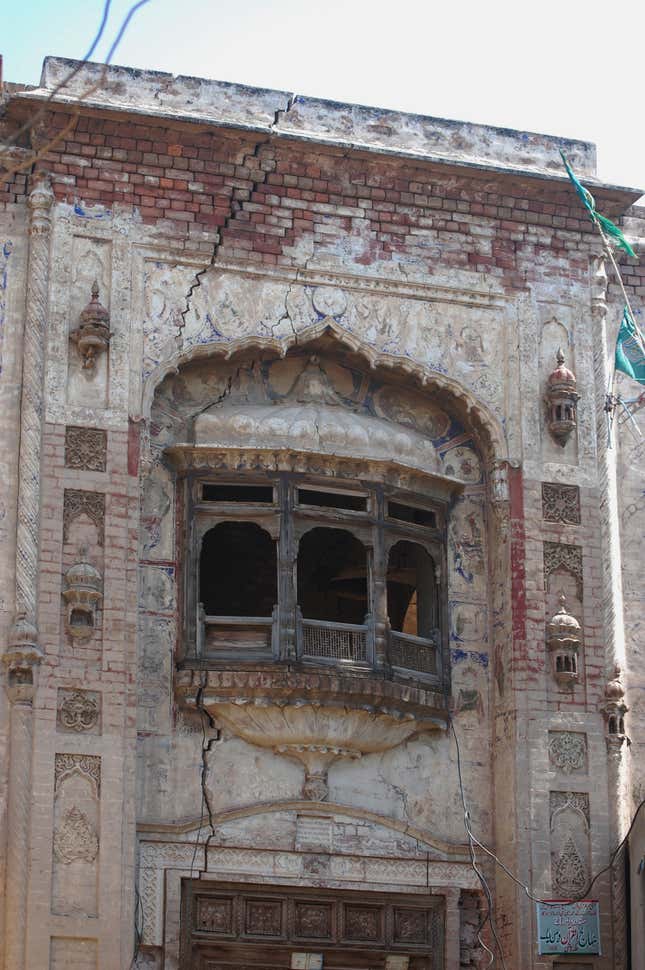 Temple-madrasa-pakistan