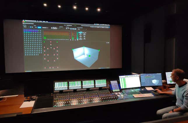 Imagen para el artículo titulado Altavoces fantasma y esferas flotantes: un día en el estudio dónde se fabrica la magia para las barras de sonido Sony