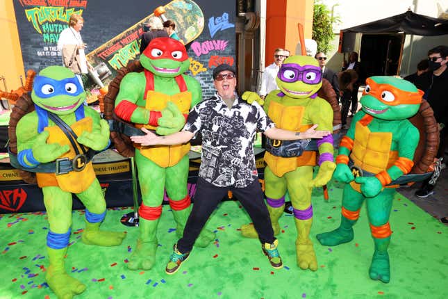 Imagen para el artículo titulado Vea las Tortugas Ninja mutantes adolescentes cimentando su lugar en la historia de Hollywood
