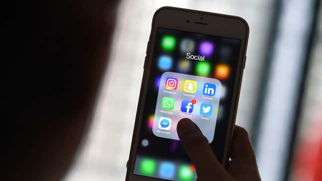 Image for article titled FTC Says Social Media Was a ‘Gold Mine’ for Scammers in 2021, Leading to $770 Million in Losses