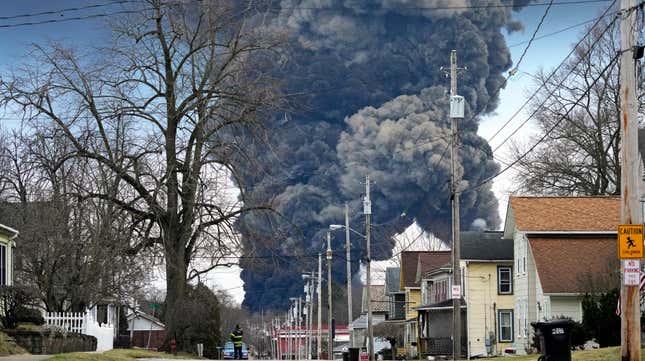 Image for article titled Derailed Ohio Cargo Train Now Pouring Toxic Fumes into the Sky