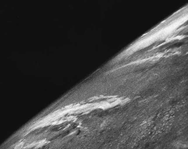 Una imagen de la Tierra vista desde un vuelo suborbital de un cohete V-2 en 1946.