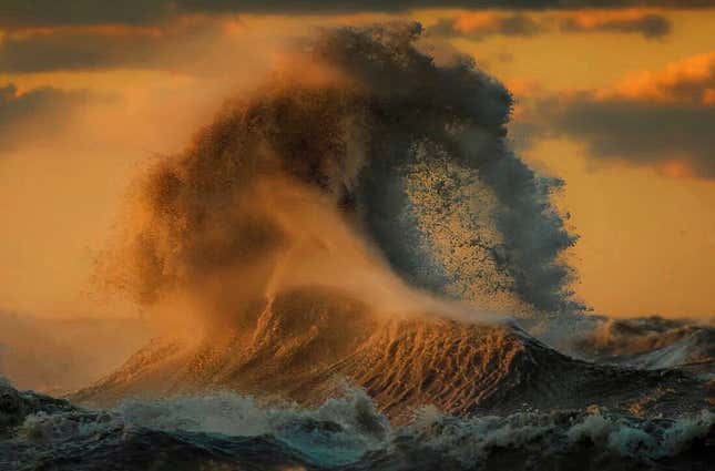 Image for article titled Photos: The massive, mountainous waves of Lake Erie