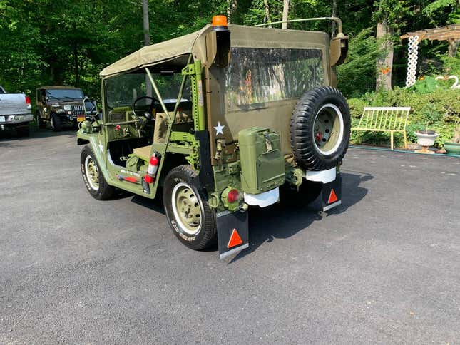 Imagen para el artículo titulado A $20,000, ¿contrataría este 'Jeep' M151A2 de 1977 restaurado?