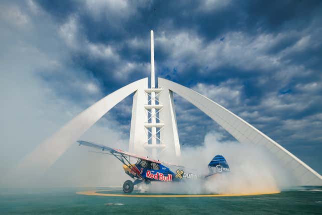 Imagen para el artículo titulado Stunt Pilot Lands Airplane on the World's Shortest Runway, a Helipad