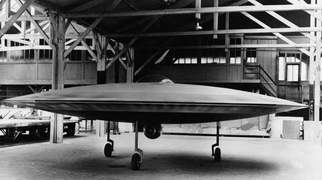 Un modelo a escala 3/5 de un avión VTOL propuesto como ‘platillo volante’, el Couzinet Aerodyne RC-360, en exhibición en un taller en la Ile de la Jatte en Levallois-Perret, París, 1955