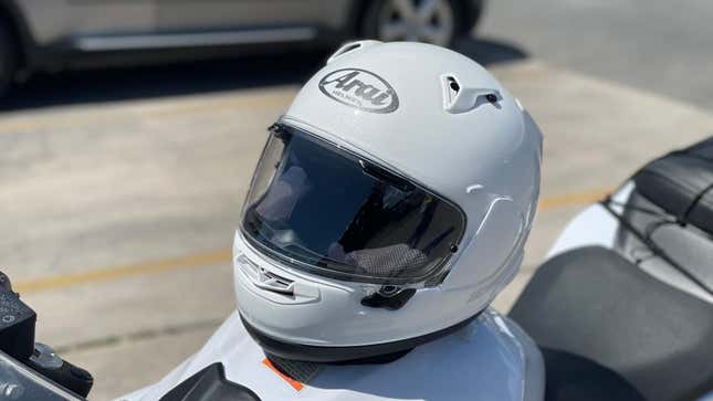 Image for article titled Gear Up: The Arai Quantum-X Is An All-Around Awesome Lid