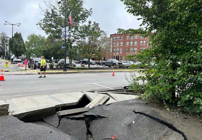 Las carreteras y aceras resultan dañadas tras las fuertes lluvias en Leominster, Massachusetts, el 12 de septiembre de 2023.