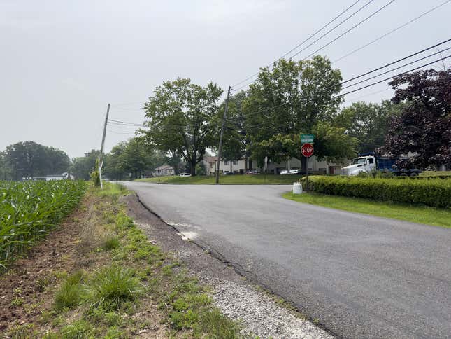 先ほどと同じ交差点の写真ですが、通常の交差点に接する別の道路から撮影したものです。 "ストップ" サイン。