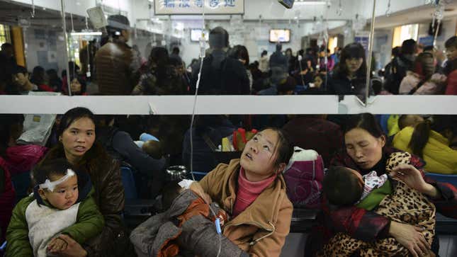 Children with respiratory diseases receive treatment at a hospital in Hangzhou, Zhejiang province on December 9, 2013.