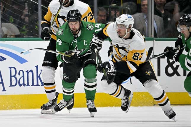 Mar 23, 2023; Dallas, Texas, USA; Dallas Stars left wing Jamie Benn (14) and Pittsburgh Penguins center Sidney Crosby (87) chase the puck during the second period at the American Airlines Center.