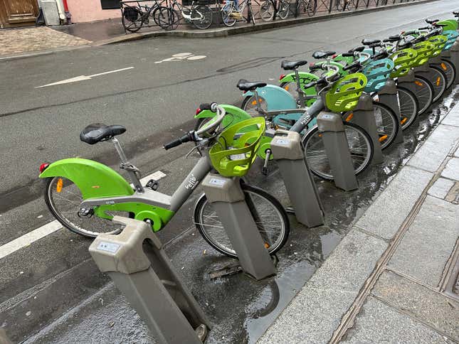 Imagen para el artículo titulado Paris Is Doing Public EV Charging Right
