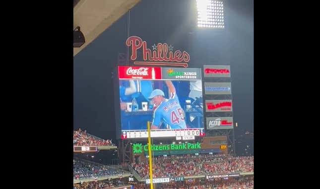 Image for article titled Tim McGraw reps dad Tug&#39;s Phillies jersey at Game 3 of the World Series
