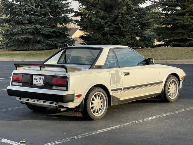 $5,800 というタイトルの記事の画像、この 1985 年のトヨタ MR2 は正式なオファーに値しますか?