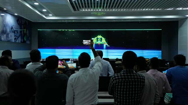 Die Menschen verfolgen am Mittwoch, den 23. August 2023, die Live-Übertragung der Landung von Chandrayaan-3 im Integrated Command Control Center (ICCC) in Varanasi, Indien.