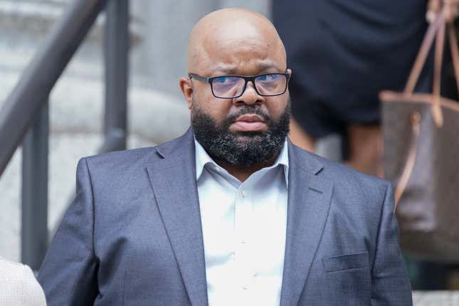 Image for article titled R. Kelly’s Manager in Trial For Charges That He Forcefully Canceled Screening of Surviving R. Kelly