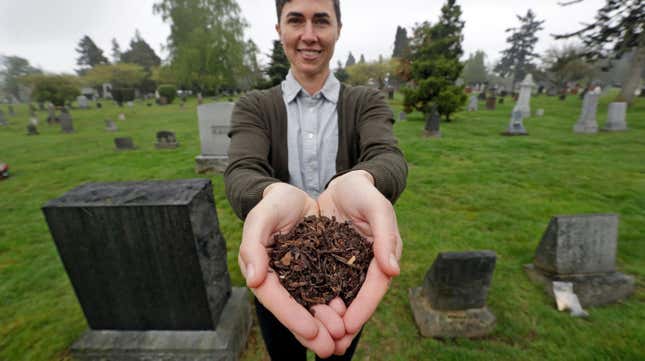 Imagen para el artículo titulado California legaliza el compostaje de restos humanos