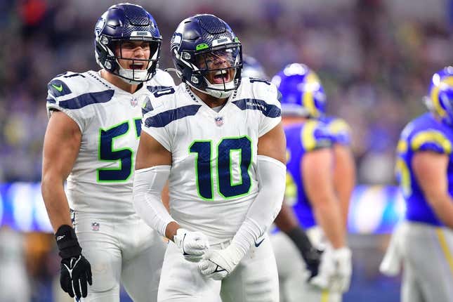 4 Aralık 2022;  Inglewood, Kaliforniya, ABD;  Seattle Seahawks defans oyuncusu Uchenna Nwosu (10) ve defans oyuncusu Cody Barton (57), SoFi Stadyumu'ndaki ikinci yarıda Los Angeles Rams'a tepki gösteriyor.