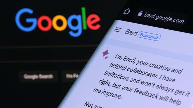 Un teléfono con Bard de Google abierto