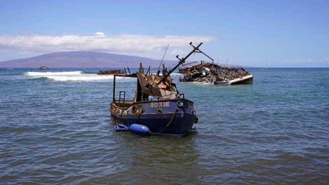 Barcos quemados flotando a la deriva en las costas de Maui tras los recientes incendios.