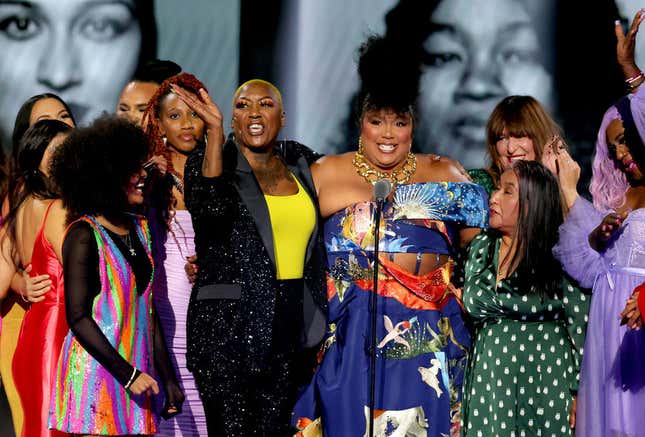 2022 PEOPLE’S CHOICE AWARDS — Pictured: (l-r) Jayla Rose Sullivan, Kara Roselle Smith, Shirley Raines, honoree Lizzo, Odilia Romero, Amelia Bonow, and Chandi Moore on stage during the 2022 People’s Choice Awards held at the Barker Hangar, on December 6, 2022