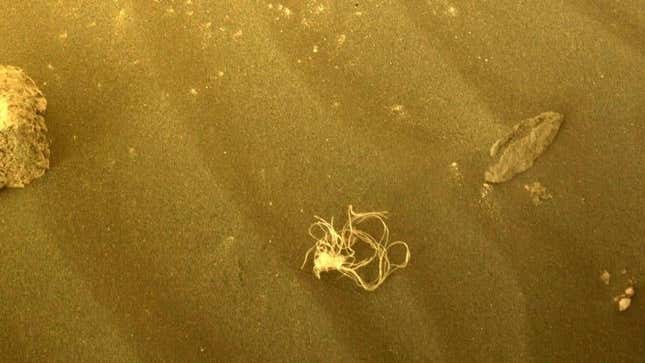 Imagen para el artículo titulado Espagueti marciano: el rover Perseverance de la NASA detecta un objeto que parece de origen humano