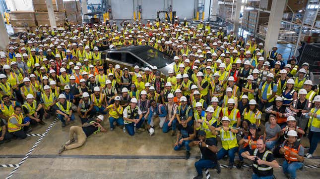 Primer Cybertruck salido de producción en Texas