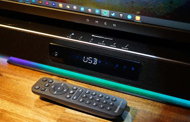 Detalle del mando a distancia y los controles de la barra de sonido SoundBlaster V2X