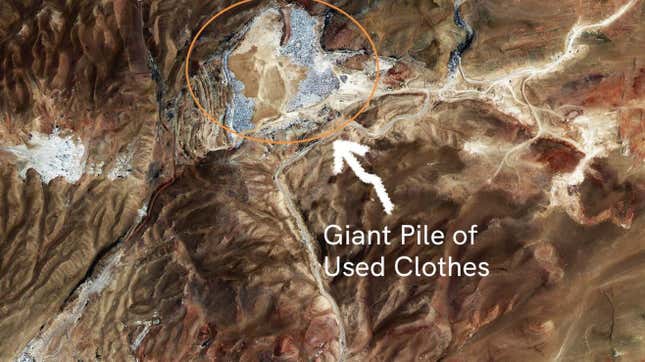 Una montaña de ropa sin vender arrojada al desierto de atacama en una imagen de satélite.