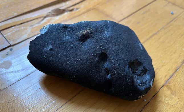 Imagen para el artículo titulado Un posible meteorito cayó dentro de una casa habitada en Nueva Jersey