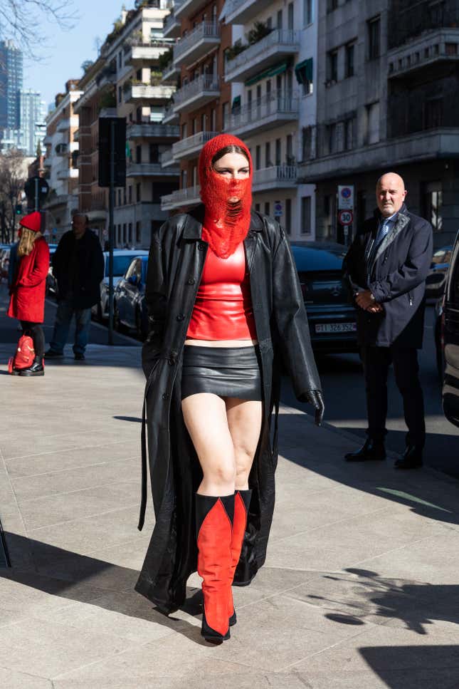  Julia Fox is seen in Milan during the Milan Fashion Week Fall/Winter 2022/2023 on February 25, 2022 in Milan, Italy.
