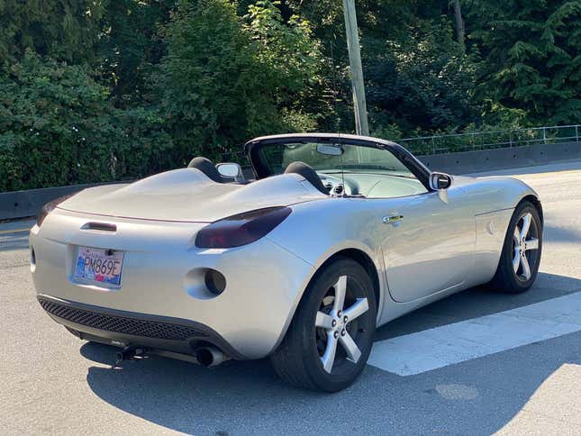 Image for article titled At $7,950 Canadian, Could This 2006 Pontiac Solstice Get You To See The Light?