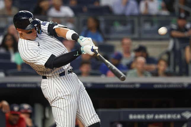 23. August 2023;  Bronx, New York, USA;  Aaron Judge (99), der rechte Feldspieler der New York Yankees, erzielt im zweiten Inning gegen die Washington Nationals im Yankee Stadium einen Grand-Slam-Homerun.