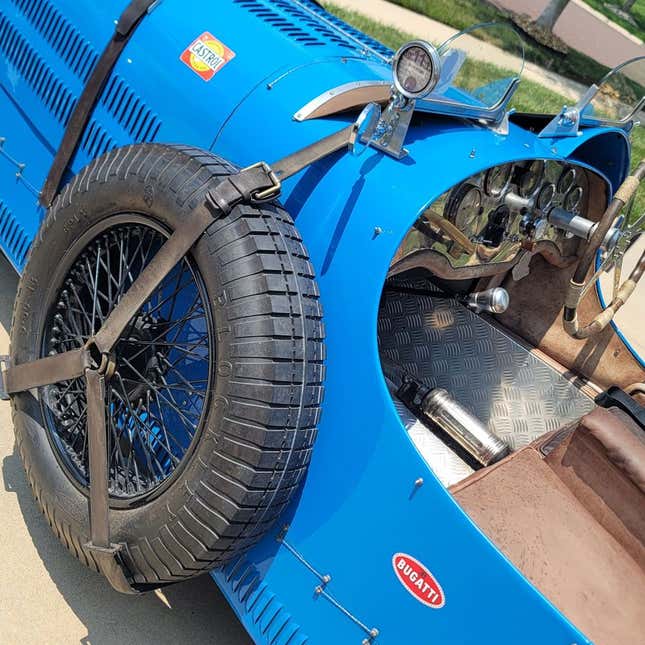 Bild für den Artikel mit dem Titel „Für 48.500 US-Dollar – könnte dieser blaugrüne Bugatti Typ 35 von 1988 Sie dazu bringen, auf die alte Schule zu gehen?“
