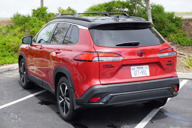 Un Toyota Corolla Cross Hybrid 2023 rojo.