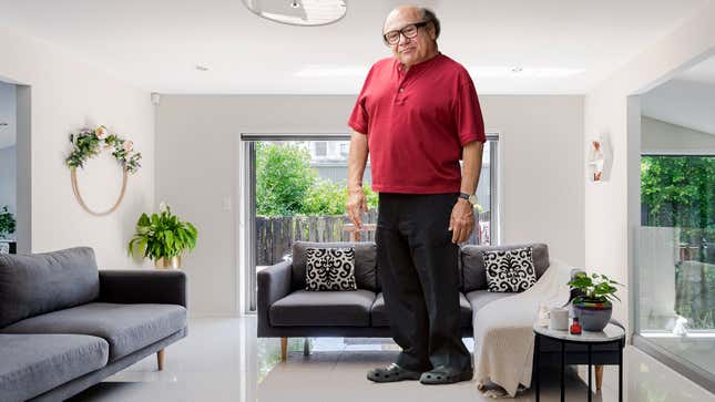 Image for article titled Panicked Danny DeVito Runs Out Of Anti-Growth Serum That Keeps Him Under 5 Feet