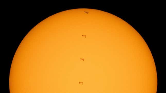 Imagen para el artículo titulado Un fotógrafo saca una espectacular imagen de la ISS pasando por delante del Sol