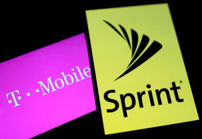FILE PHOTO: Smartphones with the logos of T-Mobile and Sprint are seen in this illustration taken September 19, 2017. REUTERS/Dado Ruvic/Illustration/File Photo – RC2DYE9KNDYZ