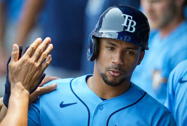 15. Juli 2023;  Kansas City, Missouri, USA;  Tampa Bay Rays Catcher Francisco Mejia (21) wird von Teamkollegen nach einem Homerun im fünften Inning gegen die Kansas City Royals im Kauffman Stadium gratuliert.