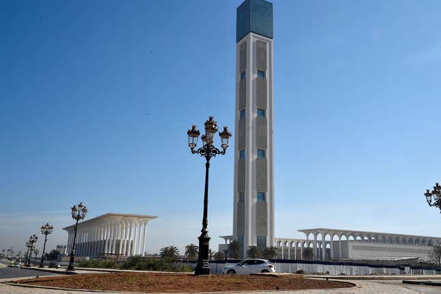 This picture shows the Great Mosque of Algiers, also known as Djamaa el Djazair, in Algiers on April 14, 2019. - Facing the sea, the Great Mosque of Algiers, huge but incomplete work of Abdelaziz Bouteflika pushed to resignation by the protests, will remain the symbol of 20 years of absolute power to the Algerians : megalomania and squandering of public funds.