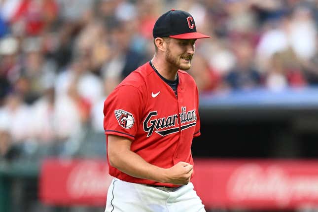 22. Juli 2023;  Cleveland, Ohio, USA;  Cleveland Guardians Starting Pitcher Tanner Bibee (61) feiert, nachdem er den Philadelphia Phillies Right Fielder Nick Castellanos (nicht abgebildet) im sechsten Inning im Progressive Field geschlagen hat.