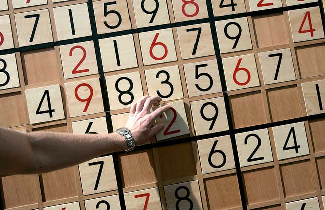 Un turista trata de completar un Sudoku en un stand ubicado en Times Square en 2006. 
