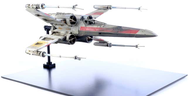 Imagen para el artículo titulado Esta maqueta de un X-Wing de la primera película de Star Wars cuesta 2,3 millones de dólares