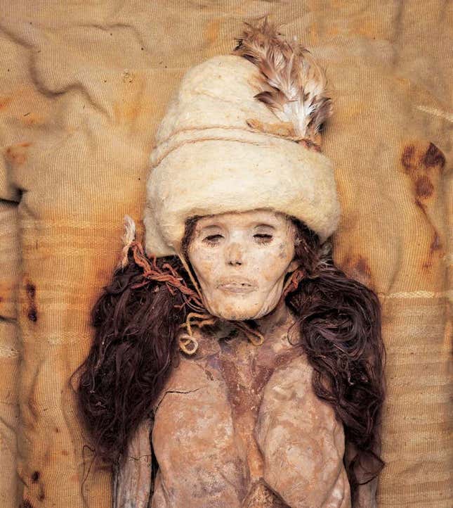 Una mujer de la cuenca del Tarim momificada en Xiaohe, todavía con pelo.