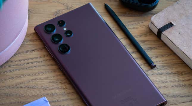 Imagen para el artículo titulado Primeras imágenes filtradas del Galaxy S23 Ultra revelan que no cambia mucho por fuera